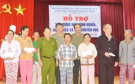 Đại diện Báo CAND, Trung tướng Lê Ngọc Nam, Công an TP Hội An trao quà cho người nghèo có hoàn cảnh đặc biệt khó khăn ở Cẩm An.
