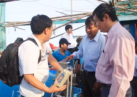 Chuyên gia Nhật Bản (người đứng bên trái) trực tiếp lên tàu ra khơi dạy ngư dân Bình Định cách đánh bắt, bảo quản cá ngừ đại dương theo công nghệ Nhật Bản.