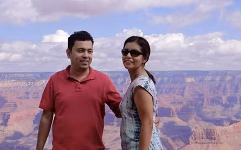 Avijit Roy và vợ. Avijit Roy và vợ.