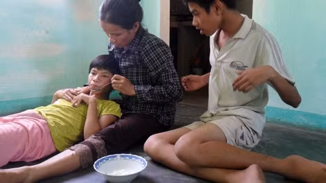 Cảm phục người phụ nữ ly dị chồng, một mình nuôi các con bại não