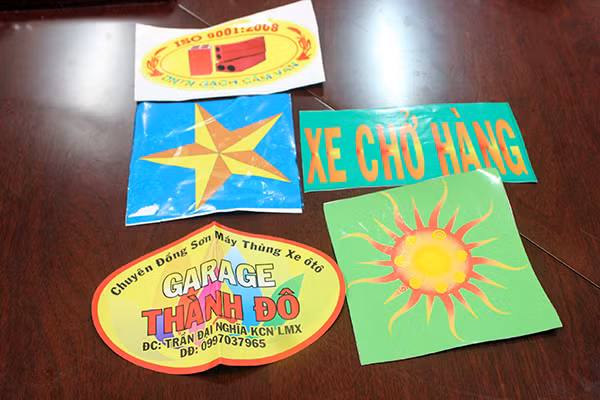 Các logo được bán cho các xe tải. Các logo được bán cho các xe tải.