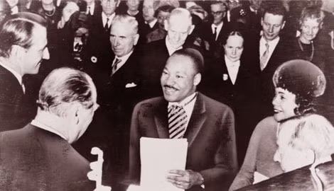Mục sư Martin Luther King nhận giải Nobel Hòa bình năm 1964 tại Oslo (Na Uy).