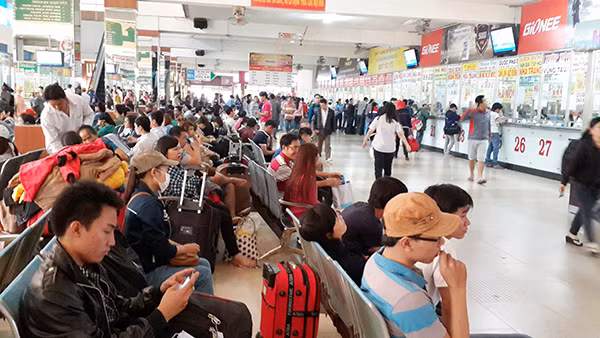 Xăng dầu xuống thấp, giá vé xe khách đường dài vẫn chưa giảm đồng loạt.