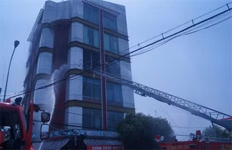 Lực lượng chữa cháy căng mình dập tắt vụ hỏa hoạn.