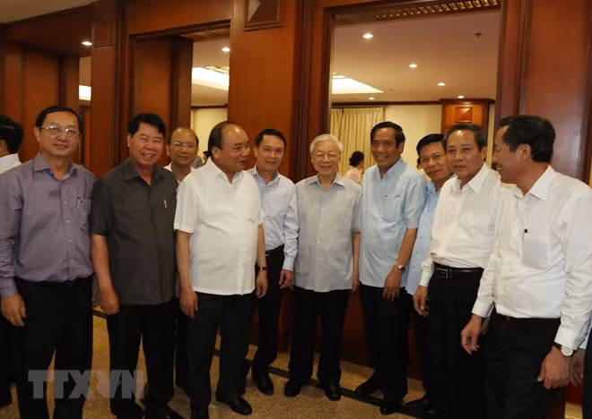 Tổng Bí thư Nguyễn Phú Trọng với các đại biểu dự Hội nghị. Ảnh TTXVN