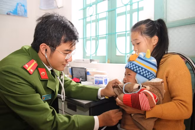 Khám chữa bệnh và tặng quà cho bà con Chuẩn bị quà tặng đến tay bà con Thắm tình quân dân vùng biên giới.