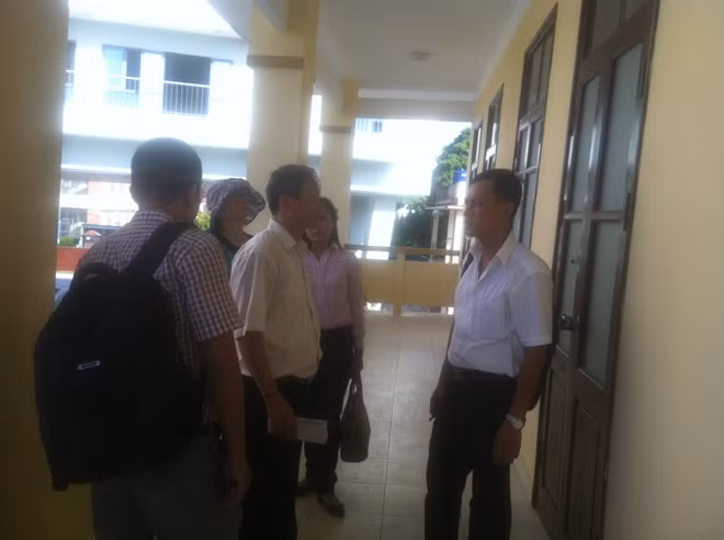 Không có người tiếp, khách mua hồ sơ phải "vạ vật" ngoài hành lang.