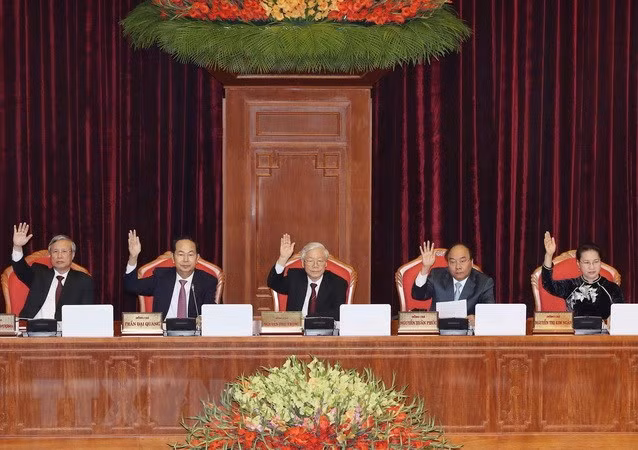Các đại biểu thông qua Nghị quyết Hội nghị