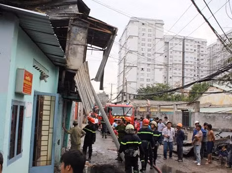 Lực lượng phòng cháy chữa cháy khống chế đám cháy.