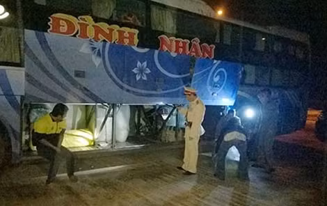 Dịp tết sắp đến là thời điểm các phương tiện vận chuyển hàng hóa trái phép hoạt động nhiều hơn. Ảnh: CA cung cấp.