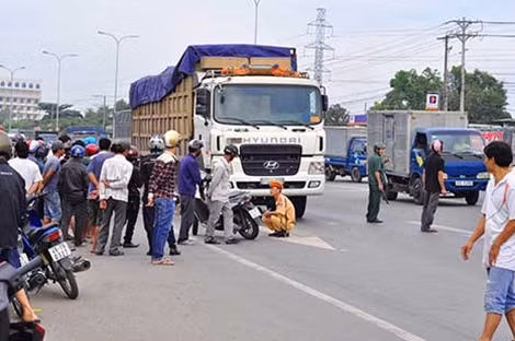 CSGT và lực lượng chức năng khám nghiệm hiện trường vụ tai nạn.