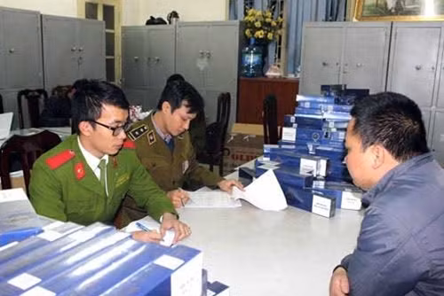 Lực lượng chức năng lấy lời khai của Lê Tuấn Anh.