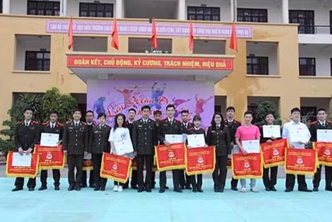 Ban Tổ chức trao giải cho các đội tham gia.