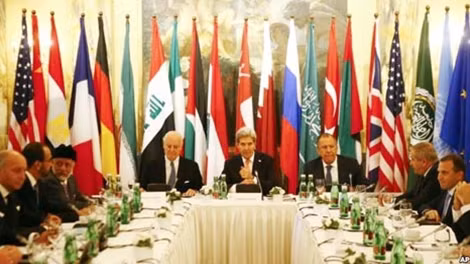 Ngoại trưởng Mỹ John Kerry, Ngoại trưởng Nga Sergei Lavrov và Ngoại trưởng 15 quốc gia khác tại vòng đàm phán về Syria được tổ chức ở Vienna, Áo hồi giữa tháng 11. Ảnh: AP.