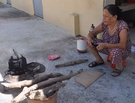 Bà Nghề tâm sự: “Giờ nếu bỏ đây mà về, chắc tôi sẽ buồn lắm”.