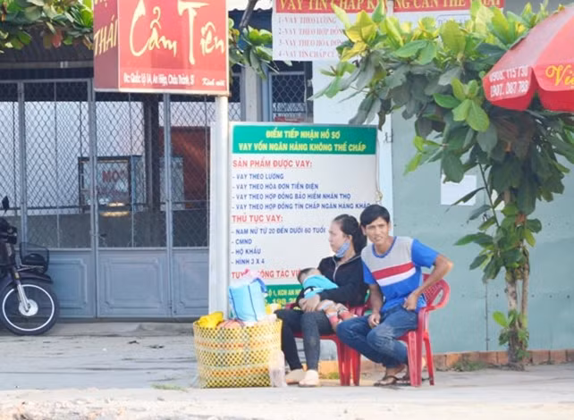 Ngồi đợi xe lên thành phố.