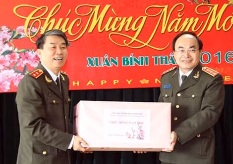Thứ trưởng Bùi Quang Bền tặng quà, động viên Cán bộ, chiến sỹ Tổng cục Chính trị CAND.