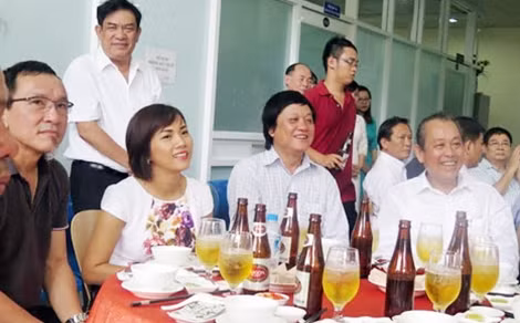 Đồng chí Trương Hòa Bình thăm hỏi, chúc Tết các DN, nhà hảo tâm tại buổi gặp mặt.