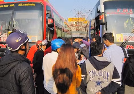 Hành khách chen chân tại bến xe phía Nam (TP Huế) để đón xe vào Nam sau thời gian nghỉ Tết.