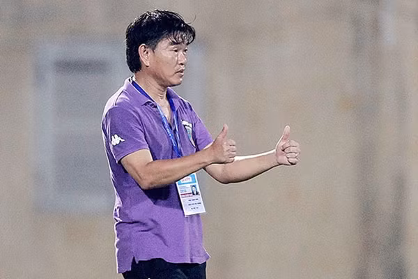 HLV Phan Thanh Hùng bất ngờ rời HN.T&T. Ảnh: H.M.