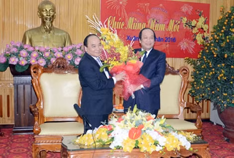 Phó Thủ tướng Nguyễn Xuân Phúc chúc Tết Đảng bộ, nhân dân tỉnh Hà Nam. Ảnh: TTXVN.