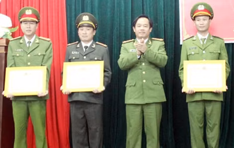 Trung tá Mai Tuấn Anh (ngoài cùng bên trái) nhận giấy khen do lãnh đạo Công an tỉnh Thừa Thiên - Huế trao tặng.
