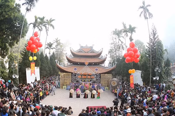 Lễ khai hội chùa Hương năm 2016. Ảnh: TTXVN.