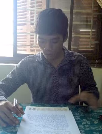 Võ Quốc Anh - “tác giả” của tin đồn thất thiệt về rắn lục đuôi đỏ cắn người ở Quảng Ngãi viết tường trình tại cơ quan Công an.