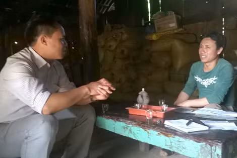 Sùng A Làng (bìa phải) trao đổi với đồng chí Phàng A Tủa, Công an huyện Phong Thổ về cuộc sống gia đình sau khi chị Mủa trở về. Sùng A Làng (bìa phải) trao đổi với đồng chí Phàng A Tủa, Công an huyện Phong Thổ về cuộc sống gia đình sau khi chị Mủa trở về.