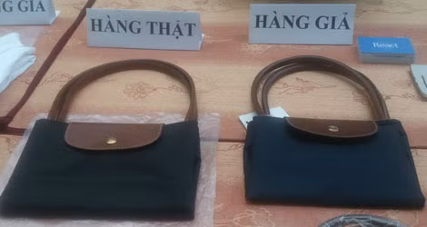 Càng gần tết, hàng giả “đội lốt” hàng hiệu càng nóng. Càng gần tết, hàng giả “đội lốt” hàng hiệu càng nóng.