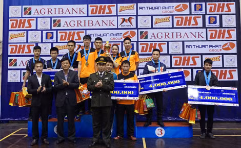 Ban tổ chức trao giải nội dung đồng đội hạng B.