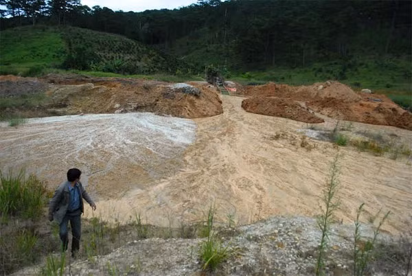 Một số hình ảnh khai thác thiếc trái phép tại hiện trường vụ việc. Một số hình ảnh khai thác thiếc trái phép tại hiện trường vụ việc.