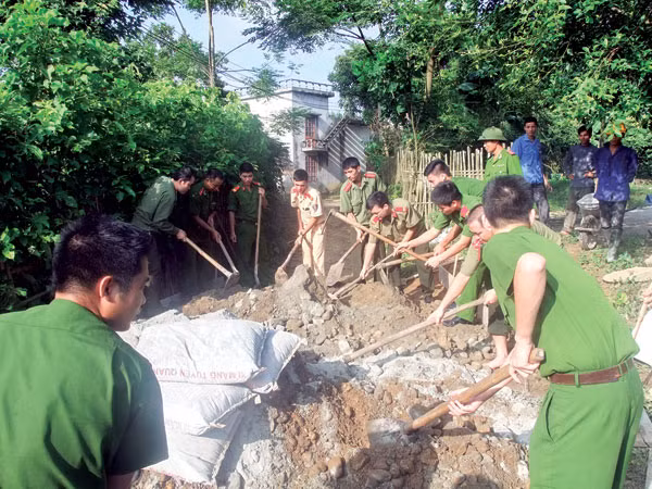 Công an huyện Sơn Dương giúp dân làm đường.