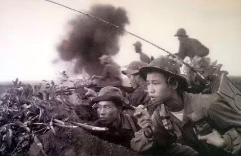 Bức ảnh "Xung phong" của Đoàn Công Tính (ông Hồ Đức Thắng bên phải).
