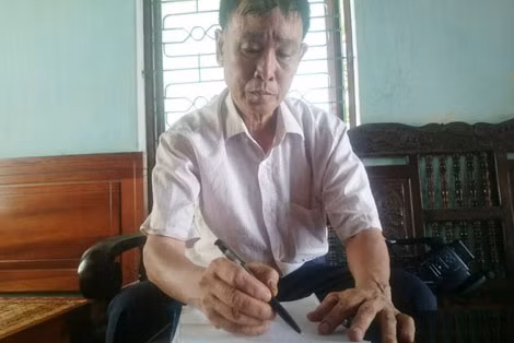 Ông Hồ Đức Thắng viết thư gửi đồng đội Hồ Văn Quang.