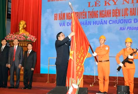 Phó Thủ tướng Hoàng Trung Hải trao Huân chương Độc lập cho Điện lực Hải Phòng.