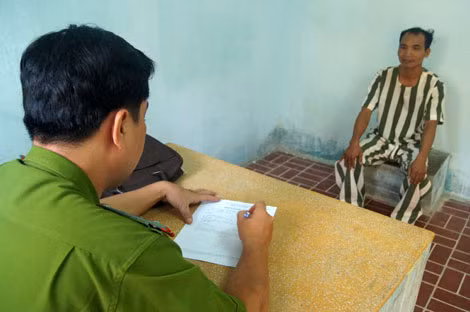 Điều tra viên lấy lời khai của kẻ sát nhân.