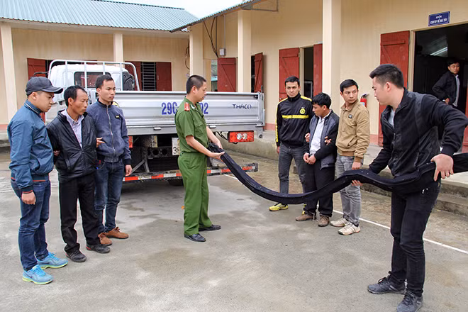 Công an huyện Vân Hồ khám phá thủ đoạn cất giấu ma túy tinh vi của các đối tượng phạm tội trong chuyên án bắt giữ 31 bánh hê rô in tháng 4-2015