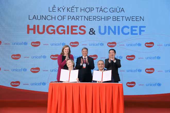 Kí kết hợp tác giữa HUGGIES và UNICEF tại sự kiện (Hàng trước: Bà Rana Flowers, Đại diện UNICEF Việt Nam; Ông Ashwini Nagpal, Giám Đốc Điều Hành Kimberly-Clark Việt Nam. Hàng sau: Bà Caryn McClelland, Đại diện Đại sứ quán Mỹ tại Việt Nam Ông Nguyễn Trường Sơn, Thứ Trưởng Bộ Y Tế Việt Nam Ông Nguyễn Đức Vinh,Vụ trưởng Vụ Sức khỏe Bà mẹ và Trẻ em, Bộ Y tế Việt Nam).