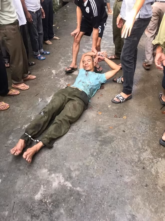 Đặng Xuân Hòa bị bắt ngay sau khi dùng gậy vụt chết một người đi đường. Đặng Xuân Hòa bị bắt ngay sau khi dùng gậy vụt chết một người đi đường.
