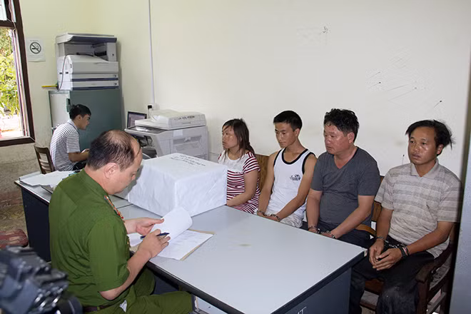 Công an huyện Mộc Châu bắt giữ 4 đối tượng trong đường dây vận chuyển 78000 viên ma túy tổng hợp tháng 5-2015
