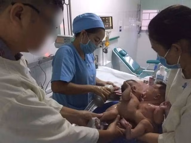 Những hình ảnh thân thương đầu tiên của cặp song sinh trước giờ được đưa vào phòng phẫu thuật đặc biệt tại Bệnh viện Nhi đồng 1 trong sáng 2-10 Những hình ảnh thân thương đầu tiên của cặp song sinh trước giờ được đưa vào phòng phẫu thuật đặc biệt tại Bệnh viện Nhi đồng 1 trong sáng 2-10