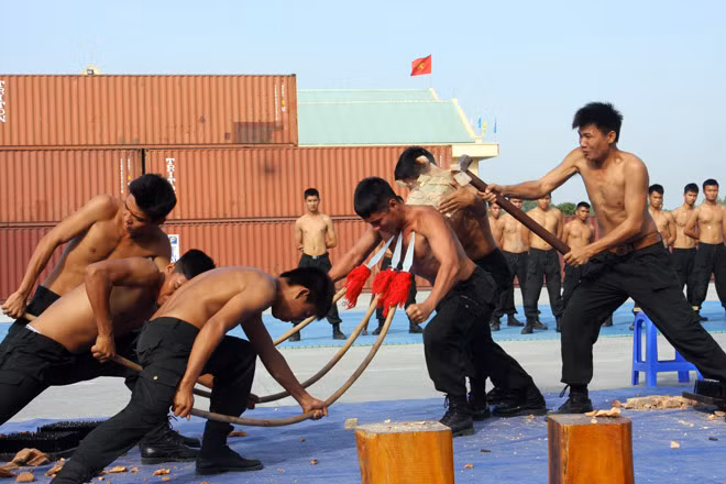 CBCS Tiểu đoàn CSĐN số 2 biểu diễn khí công.