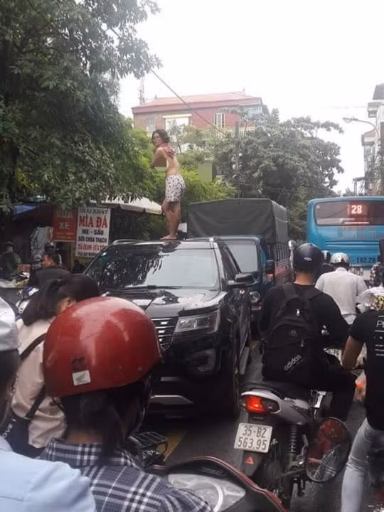 Hình ảnh cô gái nghi ngáo đá trèo lên nóc xe nhảy múa.