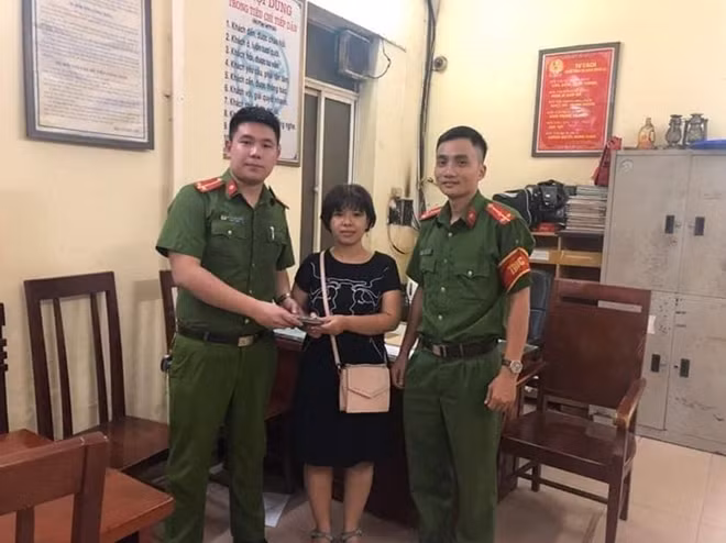 Chị Hằng Nga nhận lại tài sản tại CA phường Phạm Đình Hổ