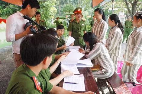 Cán bộ, chiến sỹ Trại giam Ninh Khánh làm thủ tục trao giấy chứng nhận đặc xá cho phạm nhân.
