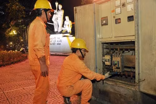 Các chuyên gia lại một lần nữa đặt vấn đề về tính công khai, minh bạch của ngành điện.