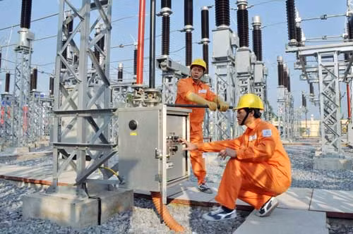 Các chuyên gia lại một lần nữa đặt vấn đề về tính công khai, minh bạch của ngành điện. Ảnh: CTV.