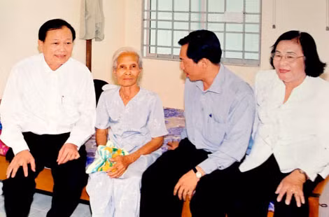Mẹ Việt Nam Anh hùng Lê Thị Minh (thứ hai từ trái sang) lúc còn khỏe.