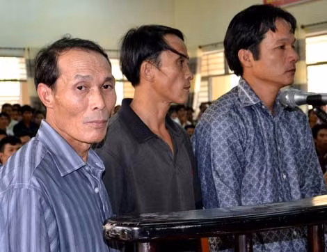 Các bị cáo Toàn, Minh và Dũng trước vành móng ngựa. Các bị cáo Toàn, Minh và Dũng trước vành móng ngựa.